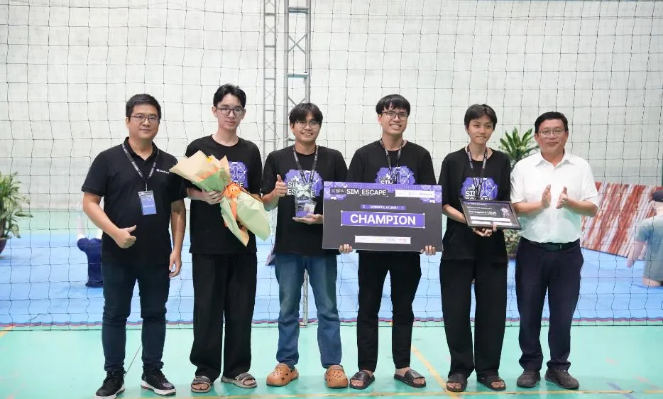 PGS.TS Lê Tuấn Anh , Bí thư Đảng ủy, Hiệu trưởng Trường Đại học Thủ Dầu Một trao giải Nhất cho đội Aerospace Islab - Trường Đại học Công nghệ Kỹ thuật TPHCM