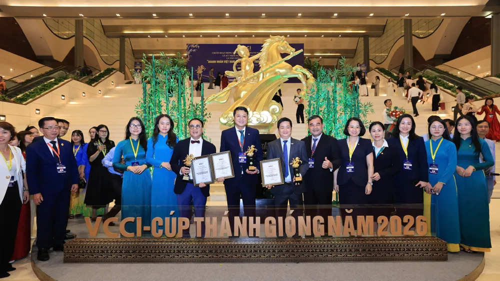 Các doanh nhân được vinh danh chụp ảnh lưu niệm cùng đại biểu tại lễ trao danh hiệu “Doanh nhân Việt Nam tiêu biểu – Cúp Thánh Gióng năm 2026”