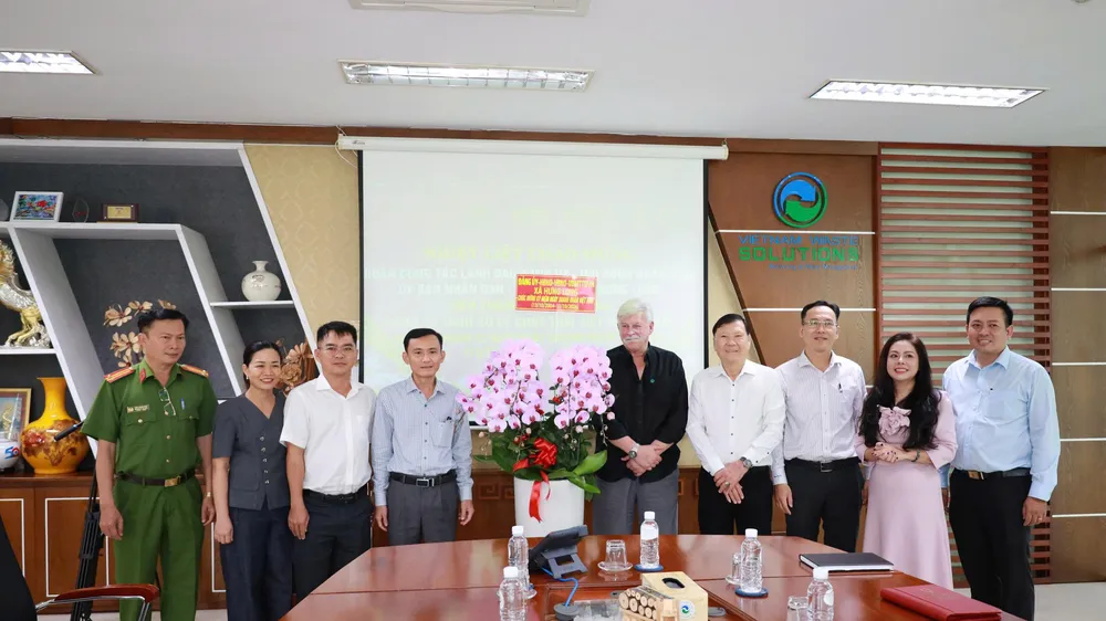 Lãnh đạo xã Hưng Long đến thăm, chúc mừng Ban lãnh đạo và tập thể Công ty TNHH Xử lý Chất thải Việt Nam (VWS) nhân Ngày Doanh nhân Việt Nam 13-10