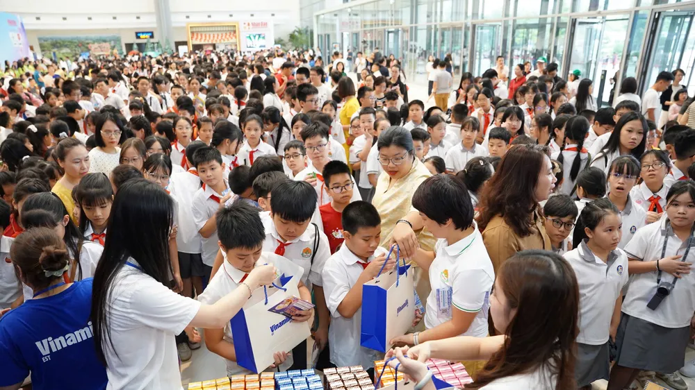 Đông đảo học sinh và phụ huynh tham gia các hoạt động trải nghiệm tại gian hàng Vinamilk trong chương trình “Chắp cánh tuổi thơ”. Ảnh: VI NAM