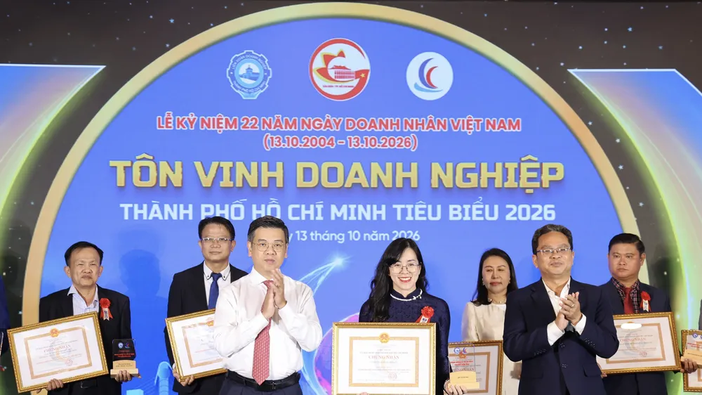 Lãnh đạo Công ty CP SPHACY nhận danh hiệu “Doanh nghiệp TPHCM tiêu biểu năm 2026” tại lễ tôn vinh nhân Ngày Doanh nhân Việt Nam 13-10. Ảnh HOÀNG TRIỀU