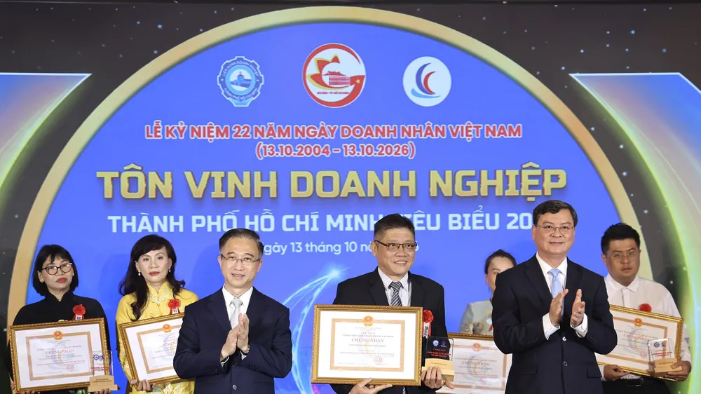 Ông Nguyễn Thanh Quan, Phó giám đốc Công ty cổ phần Nhựa Bình Minh (giữa) nhận danh hiệu “Doanh nghiệp TPHCM tiêu biểu” năm 2026 tại lễ tôn vinh do Liên đoàn Doanh nghiệp TPHCM tổ chức ngày 13-10