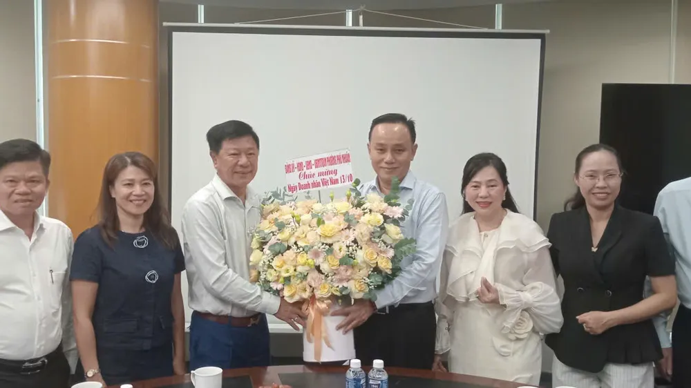 Lãnh đạo phường Phú Nhuận tặng hoa Công ty Cổ phần Tư vấn Thương mại dịch vụ Địa ốc Hoàng Quân