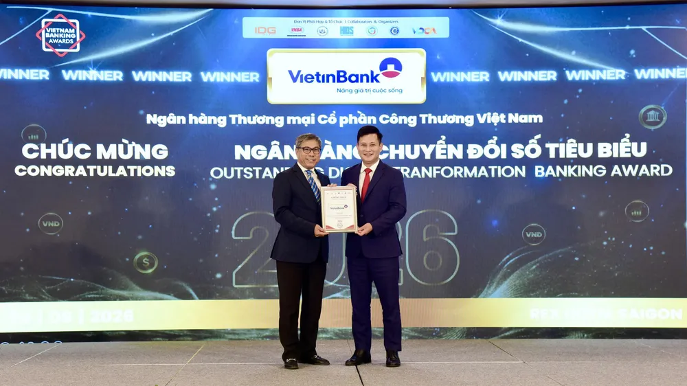 Ông Trần Công Quỳnh Lân, Phó Tổng Giám đốc VietinBank nhận giải thưởng Ngân hàng Chuyển đổi số tiêu biểu 2026 tại Vietnam Outstanding Banking Awards, ngày 30-9-2026