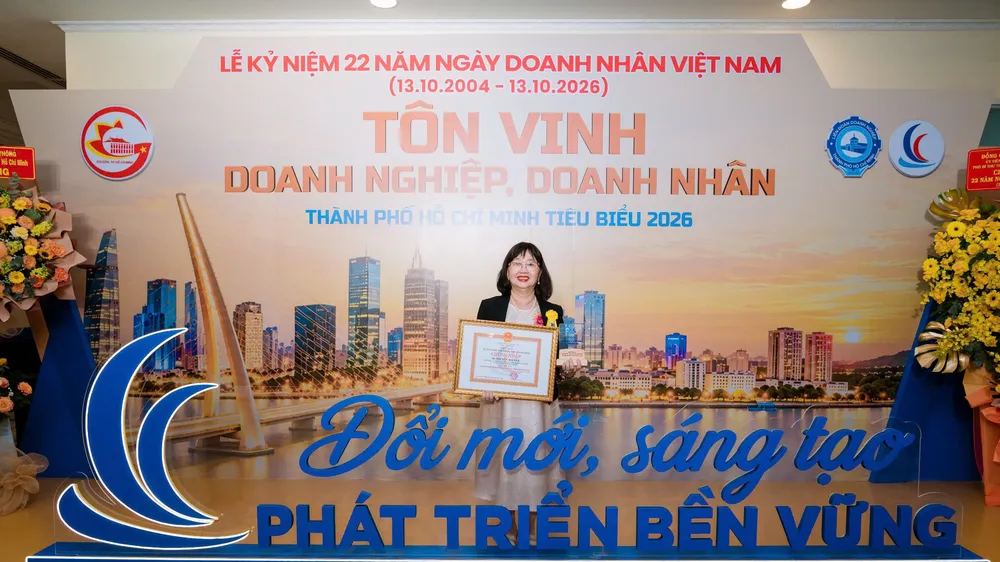 TS. Nguyễn Mai Lan, Bí thư Đảng ủy, Chủ tịch Hội đồng Quản trị, Tổng Giám đốc Công ty Cổ phần Dệt May Sài Gòn, Chủ tịch Hội đồng trường Trường ĐH Nguyễn Tất Thành nhận bằng khen tại Lễ tôn vinh