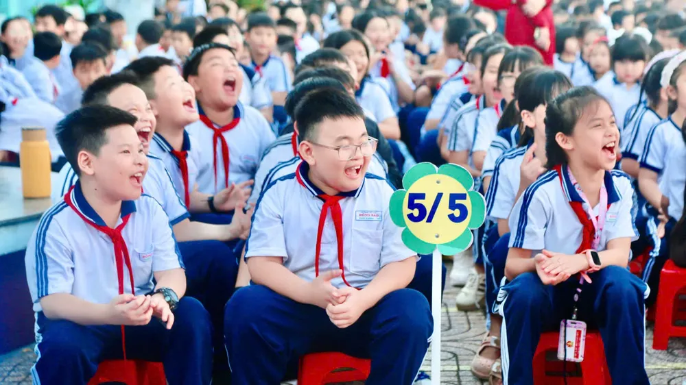 Các em học sinh thích thú khi tham gia chương trình. Ảnh: HOÀNG VY 