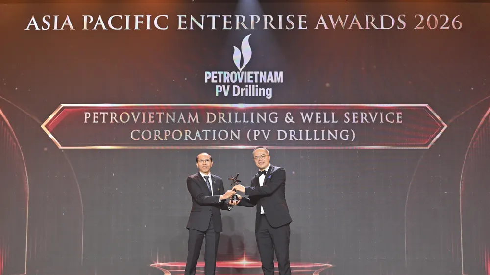 Ông Đỗ Danh Rạng, Phó Tổng giám đốc Tổng công ty - đại diện PV Drilling nhận giải thưởng APEA 2026 ở hạng mục “Doanh nghiệp Quản trị bền vững và minh bạch”