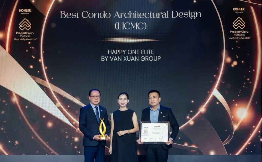 Đại diện Vạn Xuân Group tự hào đón nhận các giải thưởng danh giá trong chuỗi sự kiện vinh danh năm 2026
