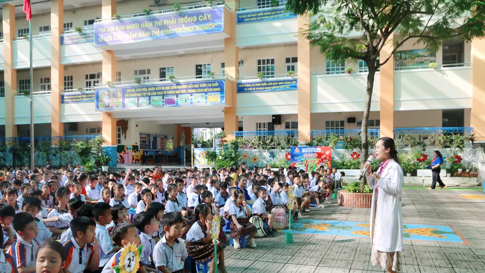 Học sinh Trường Tiểu học Trần Thị Bưởi tham gia “An toàn sức khỏe - Vui vẻ đến trường”. Ảnh: HOÀNG VY