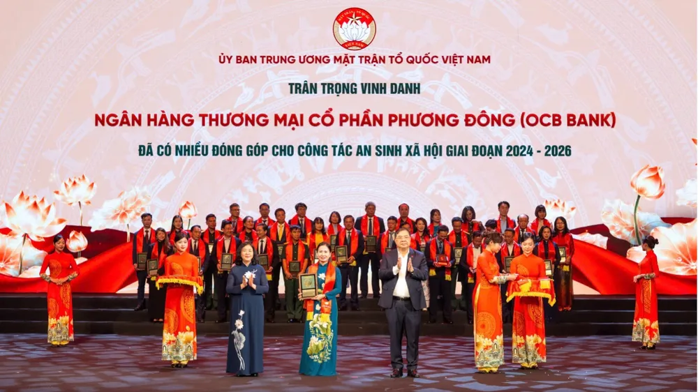 Đại diện OCB nhận bằng khen vì đã có nhiều đóng góp cho công tác an sinh xã hội giai đoạn 2024–2026