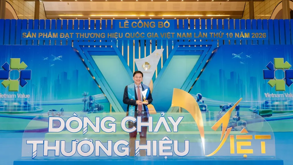 Đại diện VISSAN nhận chứng nhận sản phẩm đạt Thương hiệu Quốc gia Việt Nam năm 2026