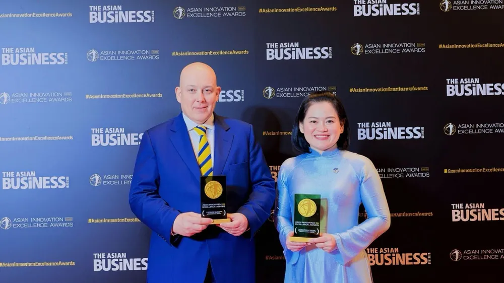 Ông Lê Nguyễn Trung Nguyên, Tổng Giám đốc Hệ thống Giáo dục Victoria School và Phó Tổng Giám đốc Công nghệ Hệ thống Giáo dục Victoria School Mark Tappin nhận hai cúp giải thưởng tại Asian Innovation Excellence Awards 2026