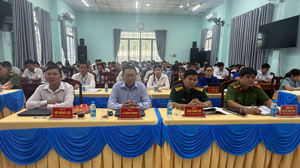 Toàn cảnh Hội nghị đối thoại trực tiếp giữa Bí thư Đảng ủy, Chủ tịch HĐND phường Vĩnh Tân với cán bộ, công chức, viên chức và Nhân dân trên địa bàn phường