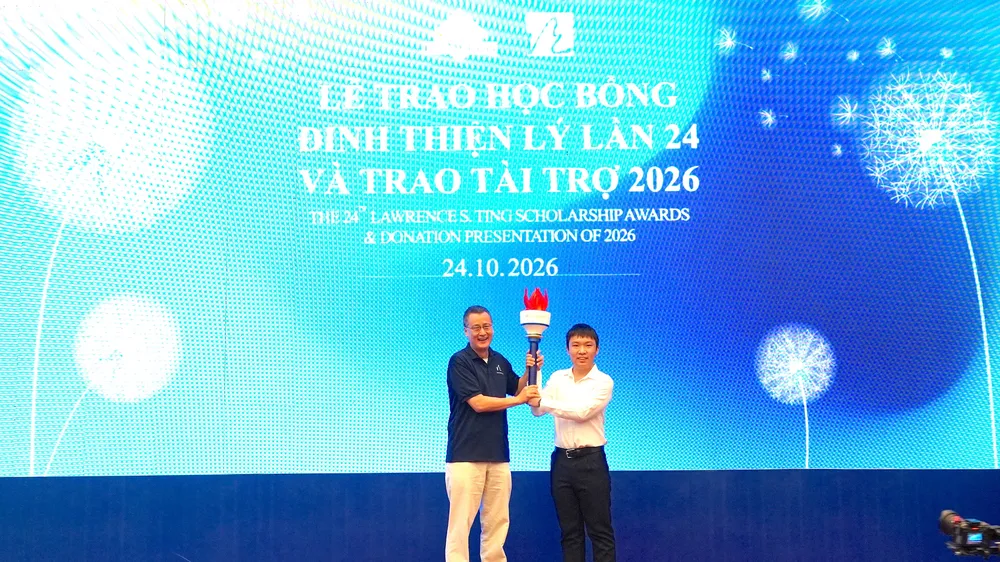 Ông Albert Ting, Ủy viên Hội đồng Quản lý Quỹ Đinh Thiện Lý thực hiện nghi thức trao ngọn lửa tri thức đến các sinh viên