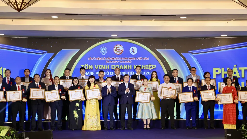 Ông Lâm Quốc Thanh, Tổng Giám đốc SATRA, nhận chứng nhận và biểu trưng danh hiệu Doanh nghiệp TPHCM tiêu biểu năm 2026 tại lễ tôn vinh ngày 13-10