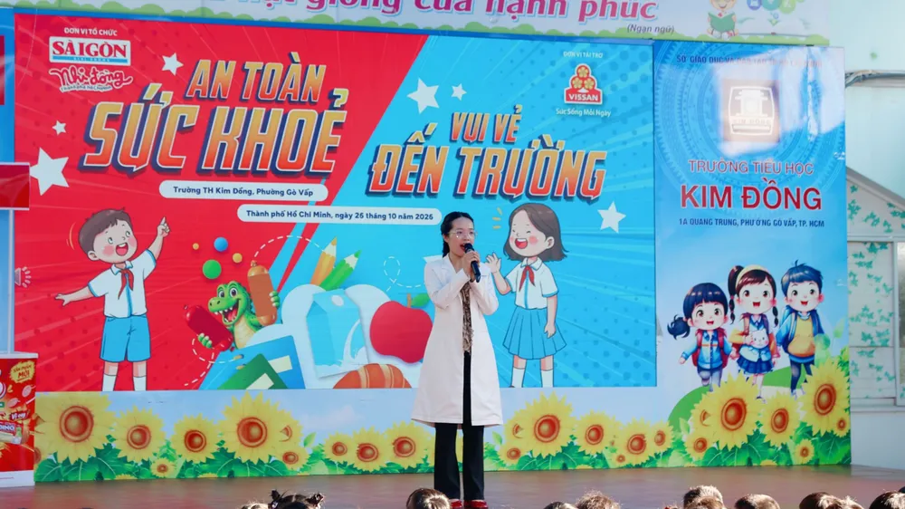 ThS.BS Đoàn Trịnh Nhã Khanh chia sẻ về kiến thức an toàn sức khoẻ cho học sinh. Ảnh: HOÀNG VY