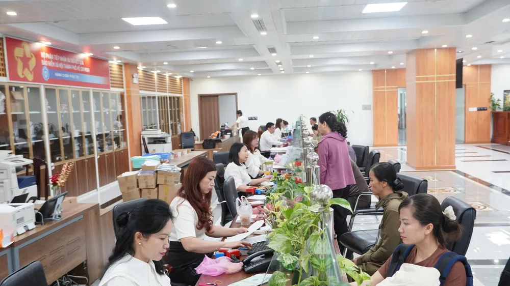 Chuyên viên BHXH TPHCM giải quyết hồ sơ cho người dân
