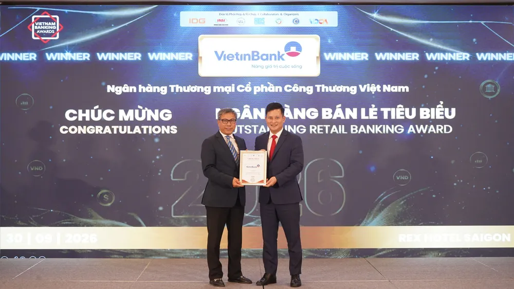 Ông Trần Công Quỳnh Lân, Phó Tổng Giám đốc phụ trách Khối Bán lẻ VietinBank nhận giải thưởng Ngân hàng bán lẻ tiêu biểu 2026