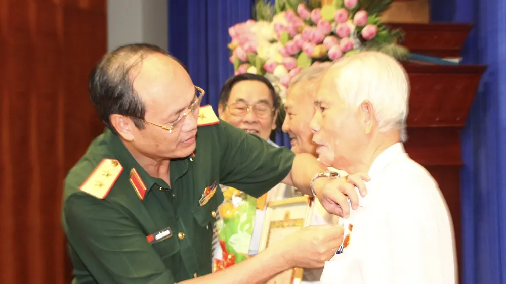 Quận Gò Vấp: Trao Huy hiệu Đảng cho 167 đảng viên cao tuổi Đảng