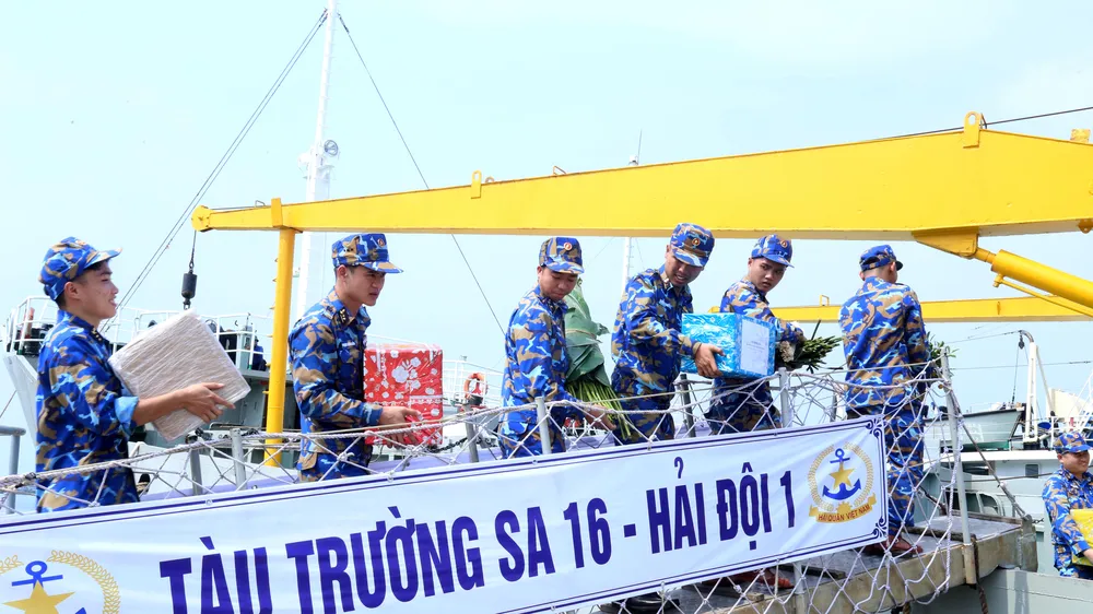 Bộ Tư lệnh Vùng 2 Hải quân gặp mặt đoàn công tác đi thăm, chúc tết nhà giàn DK1