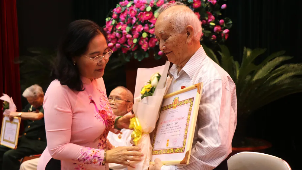 Chủ tịch HĐND TPHCM Nguyễn Thị Lệ trao Huy hiệu Đảng tại quận Bình Thạnh