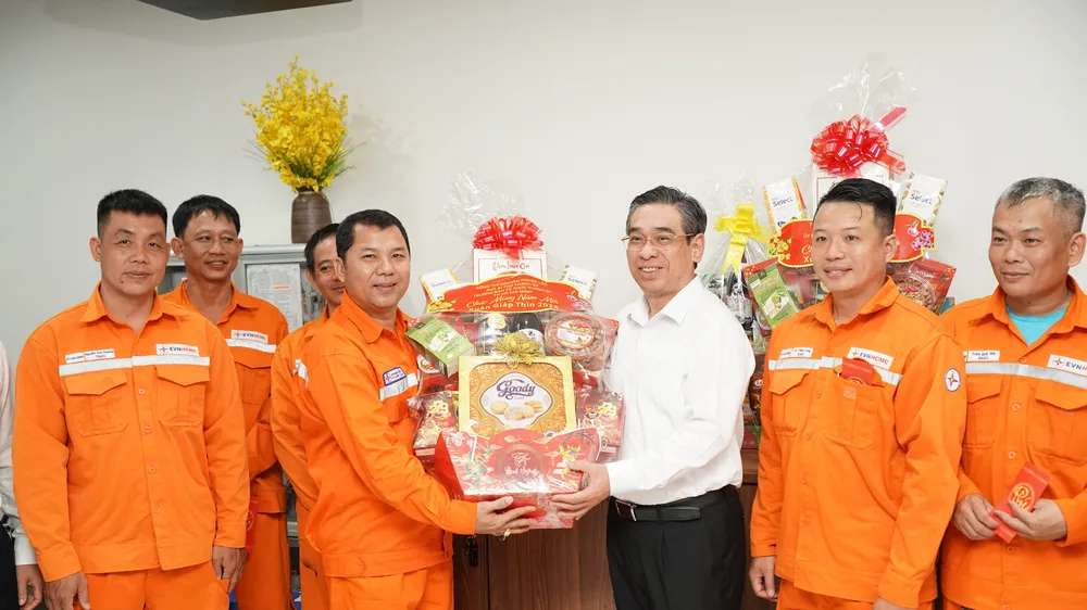 Lãnh đạo TPHCM thăm, động viên các đơn vị trực tết và trực sẵn sàng chiến đấu đêm giao thừa 
