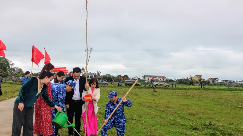Hải đội 102, Bộ Tư lệnh Vùng Cảnh sát biển 1 tặng “Đường cây đoàn kết quân dân” cho người dân 