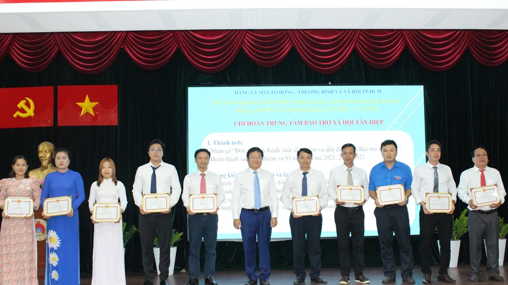 Sở LĐ-TBXH TPHCM biểu dương 23 tập thể, 26 cá nhân điển hình làm theo lời Bác