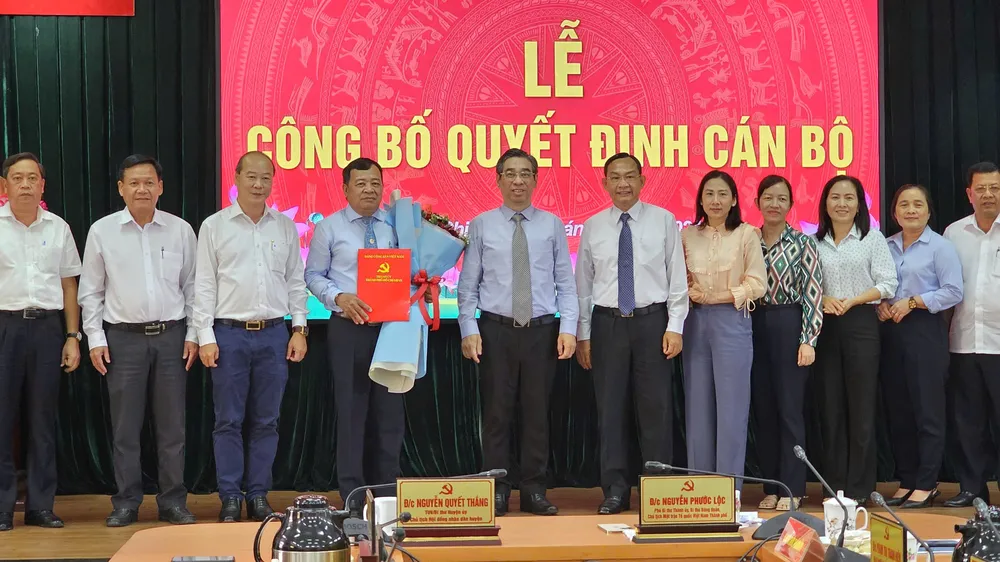 Phó Bí thư Thành ủy TPHCM Nguyễn Phước Lộc trao quyết định cán bộ