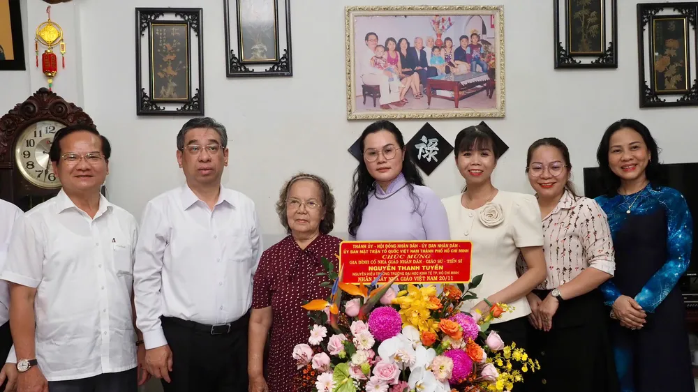 Phó Bí thư Thành ủy TPHCM Nguyễn Phước Lộc thăm gia đình nhà giáo tiêu biểu