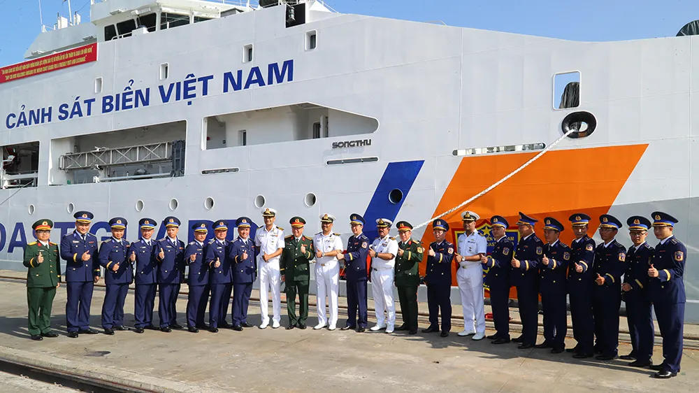 Tàu CSB 8005 cập cảng thành phố Kochi, bắt đầu chuyến thăm Ấn Độ 