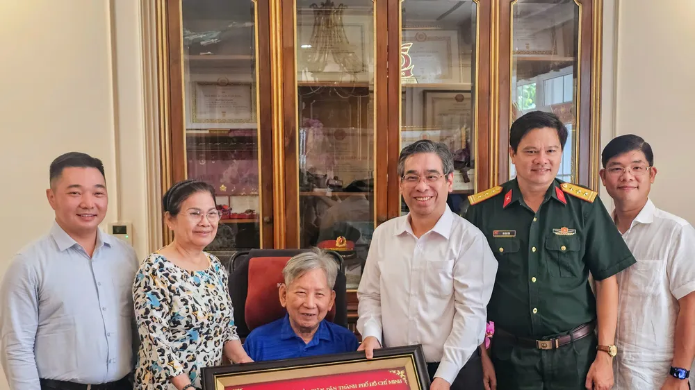 TPHCM tri ân, thăm gia đình các cá nhân tiêu biểu 