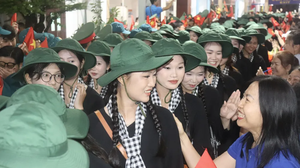 Tiễn các khối tham gia diễu binh, diễu hành dịp 2-9: Ga Sài Gòn đong đầy cảm xúc