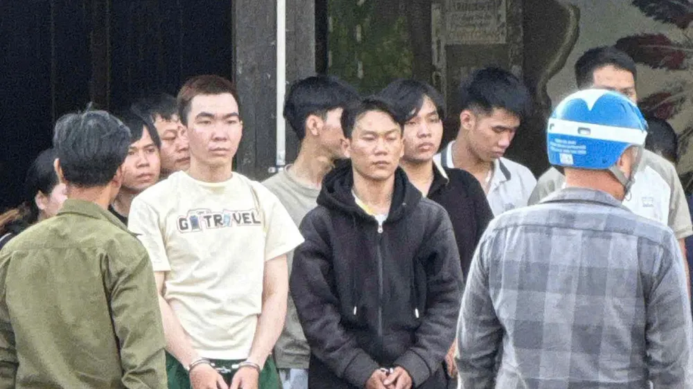 Đưa 2 thanh niên đến hiện trường vụ án mạng tại quán nhậu ở Hóc Môn