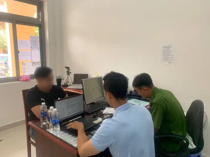 Tự trói tay, xát ớt bột vào mặt rồi báo tin cướp giả