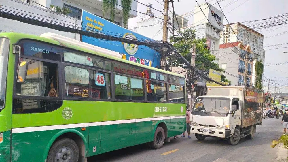Dựng hiện trường vụ tài xế xe tải cầm dao rượt đánh tài xế xe buýt ở TPHCM