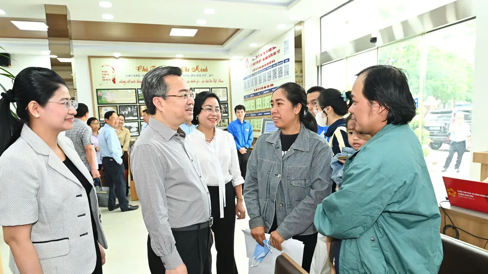 Đồng chí Nguyễn Thanh Nghị khảo sát Trung tâm phục vụ Hành chính công phường Phú Thọ, Bình Thới