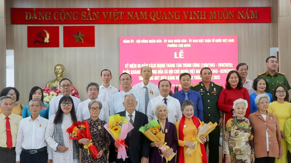 31 đảng viên Đảng bộ phường Chợ Quán nhận Huy hiệu Đảng đợt 2-9