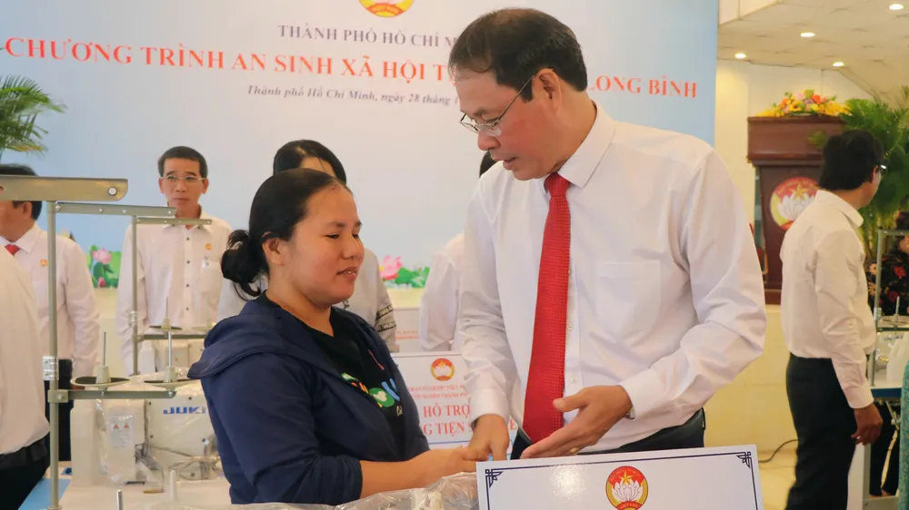 Hơn 200 triệu đồng chăm lo an sinh xã hội tại phường Long Bình