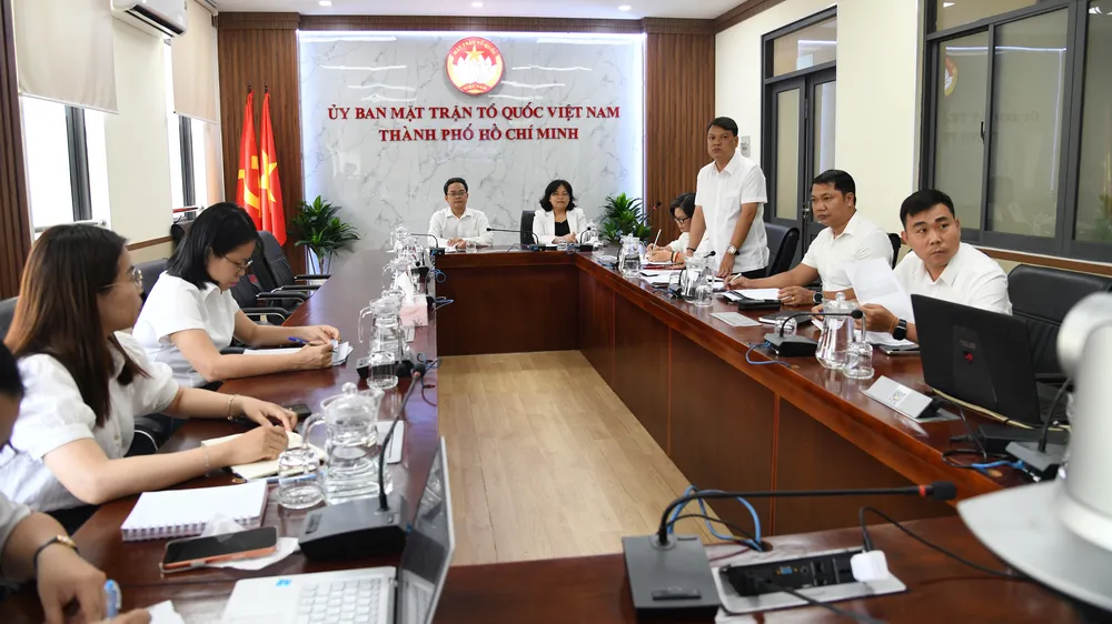 Hội nghị lắng nghe hướng dẫn công tác chuẩn bị tiếp xúc cử tri