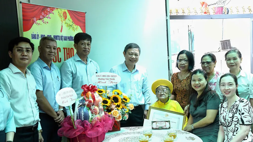 Lãnh đạo TPHCM thăm, chúc thọ người cao tuổi tiêu biểu 
