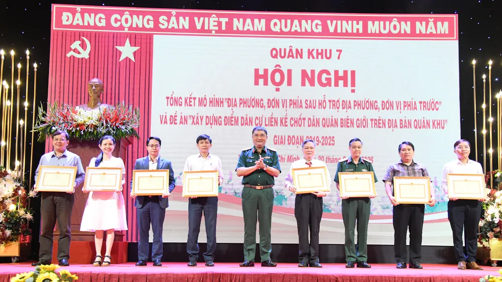 Quân khu 7: Xây dựng "cột mốc lòng dân" vững chắc nơi biên cương