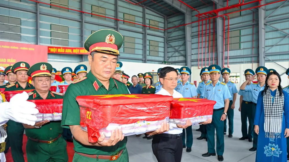 Chuyến bay đặc biệt đưa 7.104 mẫu hài cốt liệt sĩ đi tìm danh tính