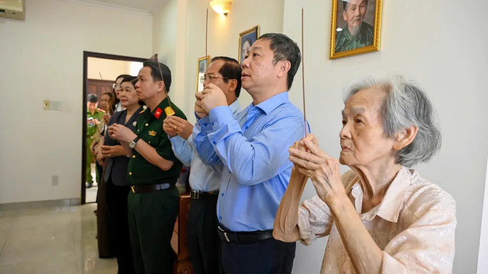 Đoàn đại biểu TPHCM dâng hương tưởng niệm nguyên Bí thư Thành ủy Sài Gòn - Chợ Lớn Nguyễn Thị Minh Khai