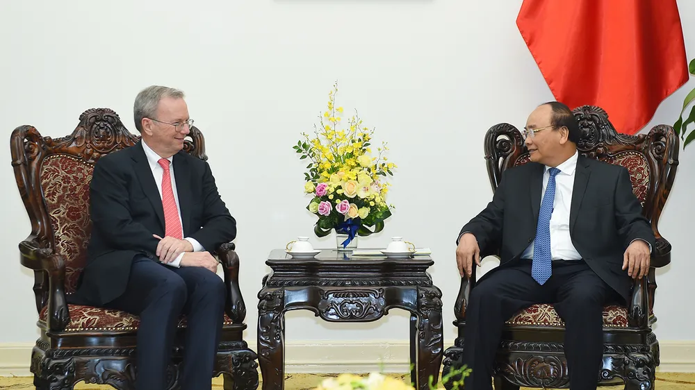 Thủ tướng Nguyễn Xuân Phúc tiếp ông Eric Schmidt, Chủ tịch điều hành Tập đoàn Alphabet (công ty mẹ của Google). Ảnh: VGP