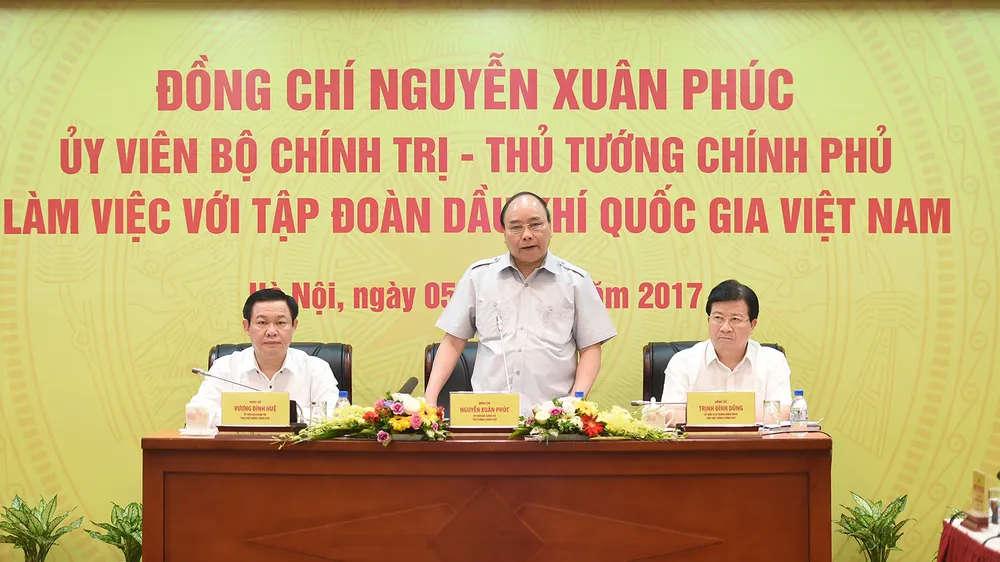 Thủ tướng Nguyễn Xuân Phúc làm việc với tập đoàn dầu khí. Ảnh: VGP