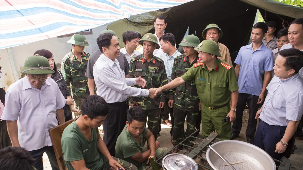 Chủ tịch Ủy ban TƯ MTTQ Việt Nam động viên các cán bộ, chiến sĩ đang giúp nhân dân khắc phục hậu quả mưa lũ