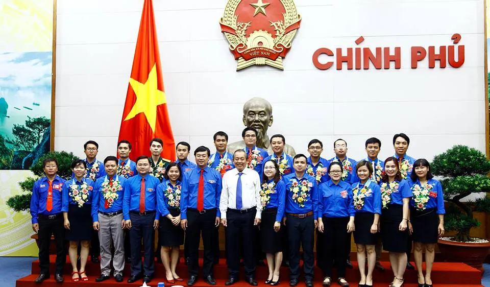 Phó Thủ tướng Trương Hòa Bình và các tấm gương tiêu biểu đạt Giải thưởng “Cán bộ, công chức, viên chức trẻ giỏi” lần thứ IV năm 2017. Ảnh: VGP