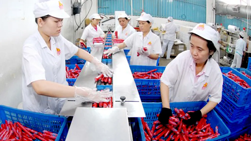 Sản xuất xúc xích tại Công ty Vissan đã cổ phần hóa