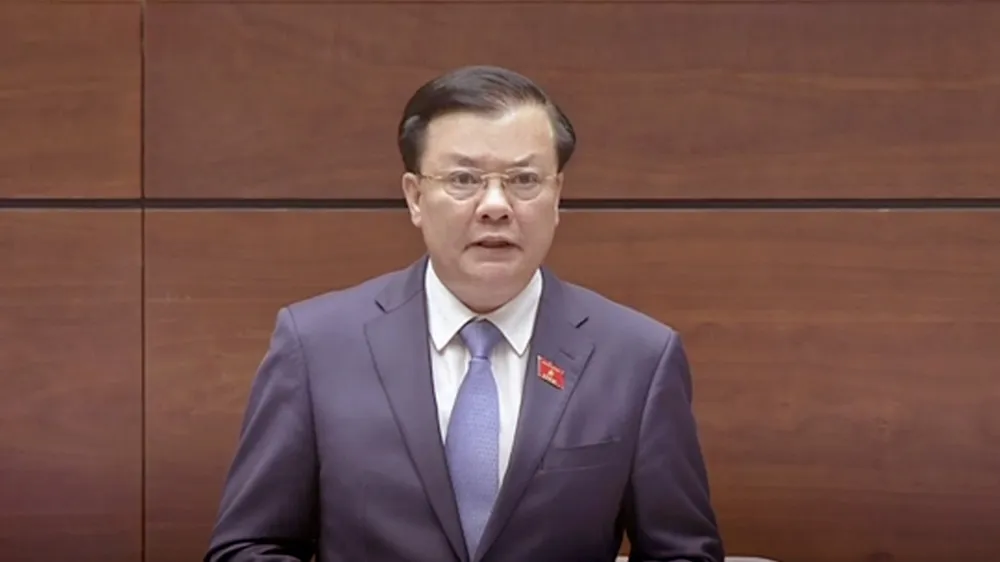 Bộ trưởng Bộ Tài chính Đinh Tiến Dũng là thành viên Chính phủ đầu tiên trả lời chất vấn tại kỳ họp này